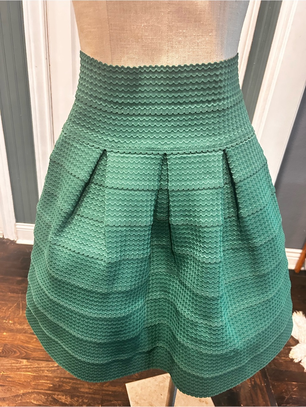High-Waist Textured A-Line Skirt in Kelly green, m/l, Anthro Girls from savoy.